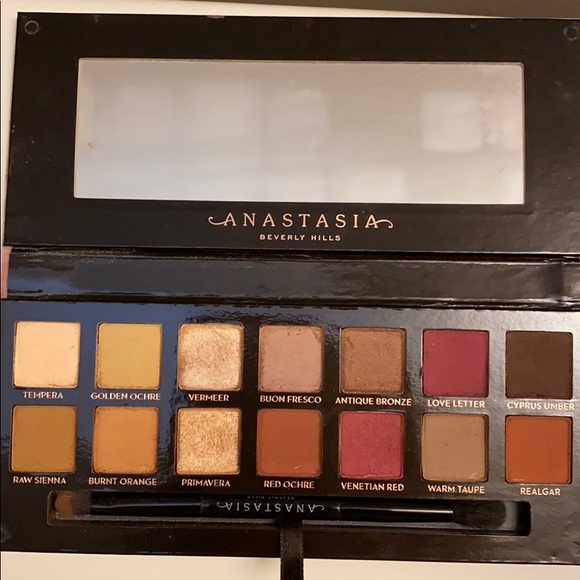 Anastasia- Modern Renaissance Pallete - Picture 2 of 3